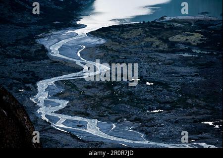 Ruisseau de meandering après Unteraargletscher un jour ensoleillé d'été Banque D'Images