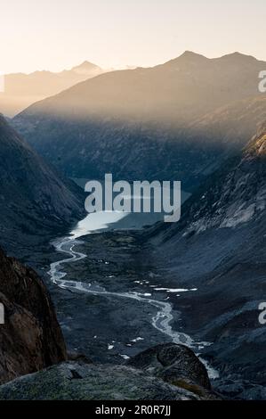 Ruisseau de meandering après Unteraargletscher avec Grimselsee lors d'une journée ensoleillée d'été Banque D'Images