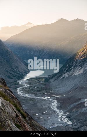 Ruisseau de meandering après Unteraargletscher avec Grimselsee lors d'une journée ensoleillée d'été Banque D'Images