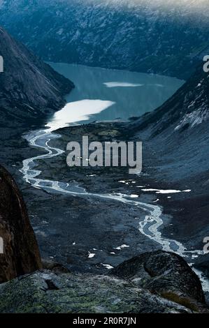 Ruisseau de meandering après Unteraargletscher avec Grimselsee lors d'une journée ensoleillée d'été Banque D'Images