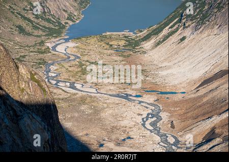 Ruisseau de meandering après Unteraargletscher un jour ensoleillé d'été Banque D'Images