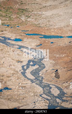 Ruisseau de meandering après Unteraargletscher un jour ensoleillé d'été Banque D'Images