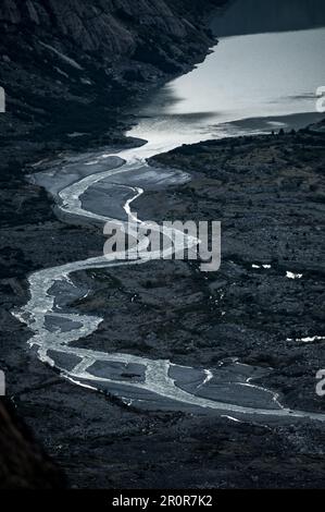 Ruisseau de meandering après Unteraargletscher avec Grimselsee lors d'une journée ensoleillée d'été Banque D'Images