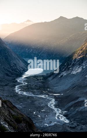 Ruisseau de meandering après Unteraargletscher avec Grimselsee lors d'une journée ensoleillée d'été Banque D'Images