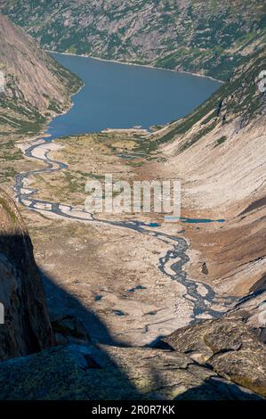 Ruisseau de meandering après Unteraargletscher un jour ensoleillé d'été Banque D'Images