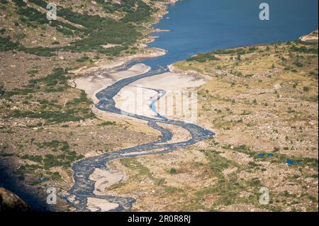 Ruisseau de meandering après Unteraargletscher un jour ensoleillé d'été Banque D'Images