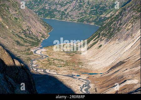 Ruisseau de meandering après Unteraargletscher un jour ensoleillé d'été Banque D'Images