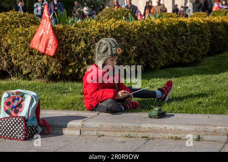 Moscou, Russie. 9th mai 2023. Un garçon joue avec un modèle de char radiocommandé dans le parc Gorky lors des célébrations du jour de la victoire à Moscou. La Russie célèbre le 78th anniversaire de la victoire sur l'Allemagne nazie pendant la Seconde Guerre mondiale Nikolay Vinokurov/Alay Live News Banque D'Images