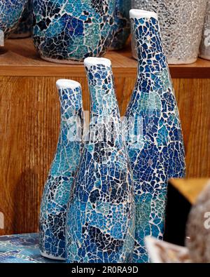 des poteries en argile colorées de style arabe moyen-oriental moderne sont en vente dans un magasin turc Banque D'Images