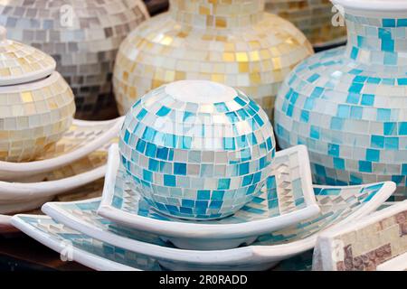 des poteries en argile colorées de style arabe moyen-oriental moderne sont en vente dans un magasin turc Banque D'Images