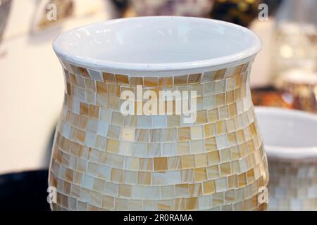 des poteries en argile colorées de style arabe moyen-oriental moderne sont en vente dans un magasin turc Banque D'Images