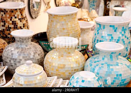 des poteries en argile colorées de style arabe moyen-oriental moderne sont en vente dans un magasin turc Banque D'Images