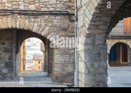 Arche en pierre de galet dans un beau détail architectural de ville à Bellver de Cerdanya, Catalogne Banque D'Images