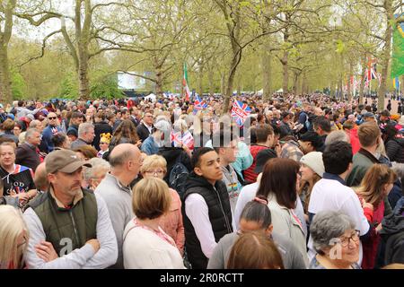 La foule attend pour assister à la procession du couronnement du roi Charles et de la reine Camilla Banque D'Images