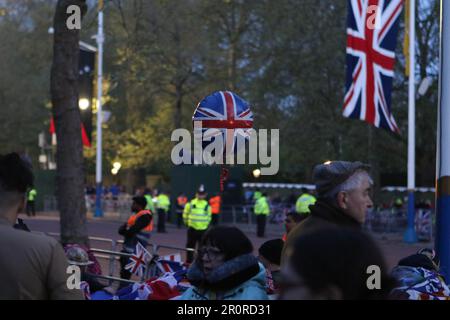 Le ballon Union Jack a vu voler tôt le matin du couronnement du roi Charles III tandis que la foule attend sur le Mall London Banque D'Images
