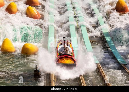 Les amateurs de pompes s'imprégnent des chutes d'eau Dudley Do-Rights Ripsaw à Islands of Adventure, Universal Studios, Orlando, Floride, États-Unis Banque D'Images