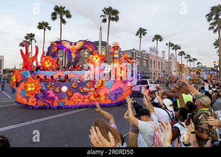 Le défilé de Maridi gras au crépuscule à Islands of Adventure, Universal Studios, Orlando, Floride, États-Unis Banque D'Images