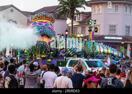 Le défilé de Maridi gras au crépuscule à Islands of Adventure, Universal Studios, Orlando, Floride, États-Unis Banque D'Images