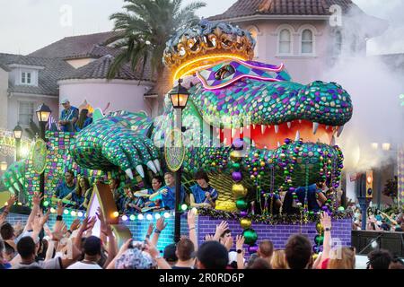 Le défilé de Maridi gras au crépuscule à Islands of Adventure, Universal Studios, Orlando, Floride, États-Unis Banque D'Images