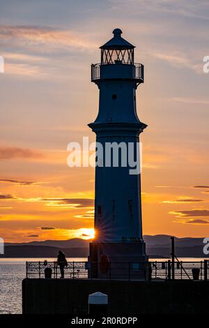 Édimbourg, Écosse, Royaume-Uni, 9th mai 2023. Météo au Royaume-Uni : coucher de soleil au port de Newhaven. Un coucher de soleil coloré au-dessus du phare silhoueté sur le Firth of Forth. Crédit : Sally Anderson/Alay Live News Banque D'Images