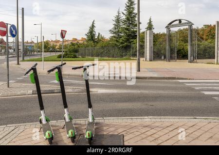 Quelques planches à roulettes électriques sur le trottoir d'une ville européenne Banque D'Images