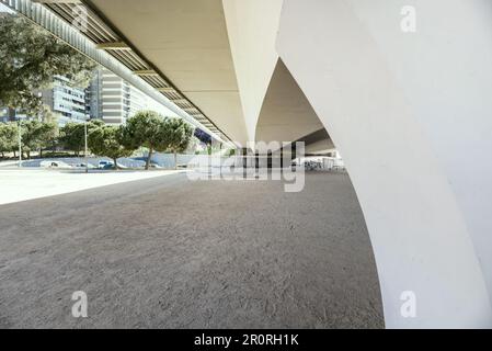 Aire de loisirs avec planchers de sable dans la partie inférieure d'un pont qui soutient une route Banque D'Images