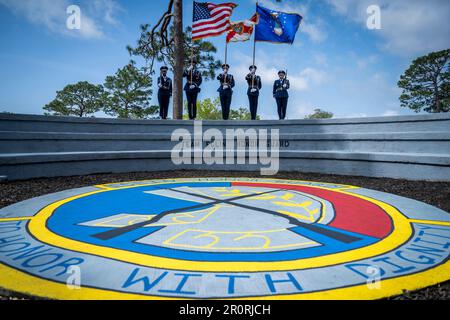 Eglin Air Force base, Floride, États-Unis. 28th avril 2023. Les aviateurs de garde de couleur tiennent les drapeaux lors de la cérémonie de remise des diplômes de la Garde d'honneur, 28 avril, à la base aérienne d'Eglin, en Floride Environ 13 nouveaux aviateurs ont obtenu leur diplôme du cours de plus de 120 heures. La performance de remise des diplômes est un enterrement qui comprend le détail du drapeau, le volée de fusil, les pallers et le bugler pour les amis, la famille et les commandants d'unité. Crédit : Samuel King Jr/US Air Force/ZUMA Press Wire Service/ZUMAPRESS.com/Alamy Live News Banque D'Images