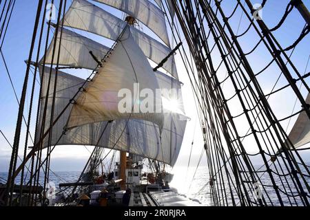 Océan Atlantique. 28th avril 2023. L'aigle-couteau de la Garde côtière transite dans l'océan Atlantique, au 28 avril 2023. Crédit : États-Unis Marine/ZUMA Press Wire Service/ZUMAPRESS.com/Alamy Live News Banque D'Images