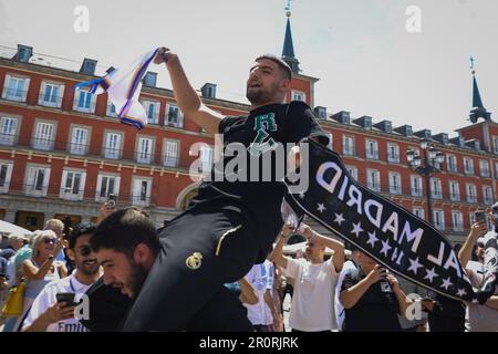 Madrid, Espagne. 09th mai 2023. Un vrai fan de Madrid se moque des fans anglais et chante des chansons en faveur de l'équipe espagnole de Plaza Mayor à Madrid. Des centaines de fans du club de football anglais, Manchester City, se sont rendus à Madrid dans les heures précédant le match pour les demi-finales de la Ligue des champions de l'UEFA. La première jambe a été jouée au stade Santiago Bernabeu, tandis que la seconde sera jouée à Manchester sur 17 mai. Crédit : SOPA Images Limited/Alamy Live News Banque D'Images