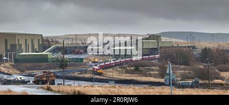 Chargement d'un train de fret britannique DB Cargo au point d'évacuation de Cwmbargoed avec du charbon provenant de la mine à ciel ouvert Ffos-y-Fran, pays de Galles, Royaume-Uni Banque D'Images