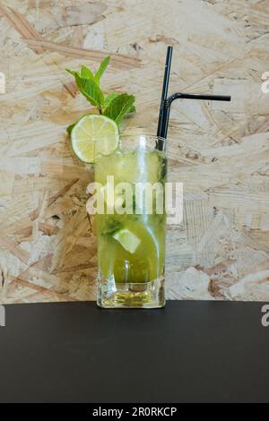 Une boisson alcoolisée au mojito servie dans un grand verre avec beaucoup de glace Banque D'Images