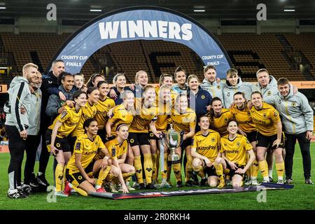 Wolverhampton, Royaume-Uni. 09th mai 2023. Wolverhampton, Angleterre, 9 mai 2023 : loups avec le trophée à plein temps de la finale de la coupe du comté de Birmingham entre Wolverhampton Wanderers et Stourbridge au stade Molineux à Wolverhampton, Angleterre (Natalie Mincher/SPP) crédit : SPP photo de presse sportive. /Alamy Live News Banque D'Images