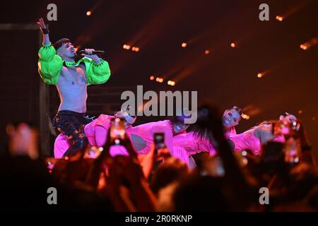 Liverpool, Royaume-Uni. 10th mai 2023. Jere Poyhonen (l), alias Kaarija, de Finlande, chante Cha Cha Cha lors de la première demi-finale du concours Eurovision Song 67th à la M&S Bank Arena. Credit: Peter Kneffel/dpa/Alay Live News Banque D'Images