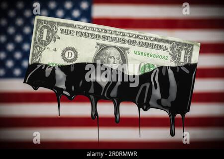 Drapeau américain avec une facture en dollars américains qui s'égoutte avec du pétrole brut montrant le coût élevé du gaz à la pompe ou la dépendance américaine aux combustibles fossiles. Banque D'Images