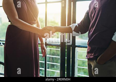 Heres au début d'un autre grand partenariat. Gros plan de deux hommes d'affaires méconnus qui se secouent la main dans un bureau. Banque D'Images