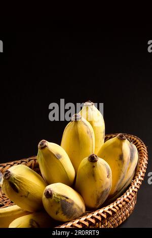 Bananes à fond noir, banane cultivée sur fond noir, banane cultivée thaï.fruits et légumes.espace de copie.banane thaï. Banque D'Images