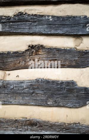 Poutres en bois sur un mur de maison ancienne en gros plan. Banque D'Images