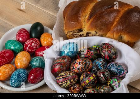 Gâteaux roumains fraîchement cuits et œufs de Pâques peints à la main. 'Cozonac' ou 'cozonaci' est fait de pâte de levure douce utilisée pour faire des holos traditionnels Banque D'Images