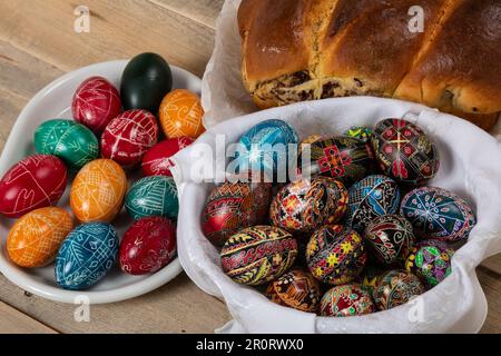 Gâteaux roumains fraîchement cuits et œufs de Pâques peints à la main. 'Cozonac' ou 'cozonaci' est fait de pâte de levure douce utilisée pour faire des holos traditionnels Banque D'Images