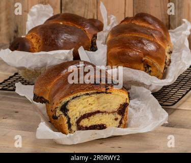 Gâteaux roumains traditionnels fraîchement préparés les jours de Pâques et de Noël. 'Cozonac' ou 'cozonaci', est fait de pâte de levure douce utilisée pour faire Banque D'Images