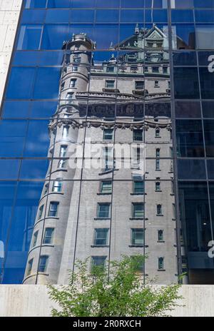 Le Plaza Hotel se reflète dans la façade de verre incurvée du Solow Building, dans Midtown Manhattan. Banque D'Images