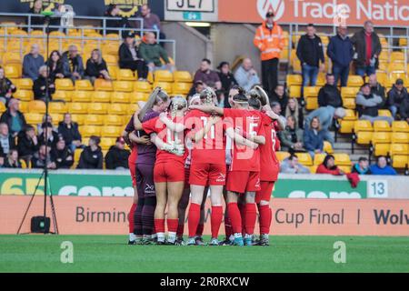 Wolverhampton, Royaume-Uni. 09th mai 2023. Wolverhampton, Angleterre, 9 mai 2023 : caucus de l'équipe de Stourbridge lors de la finale de la coupe du comté de Birmingham entre Wolverhampton Wanderers et Stourbridge au stade Molineux à Wolverhampton, Angleterre (Natalie Mincher/SPP) crédit : SPP photo de presse sportive. /Alamy Live News Banque D'Images