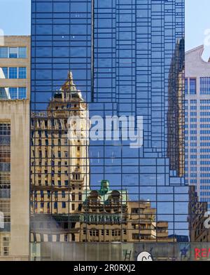 L'édifice de la Couronne et J.M. Le Gidding & Company Building se reflète dans la Trump Tower sur la Fifth Avenue dans Midtown Manhattan. Banque D'Images