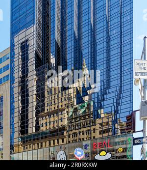 L'édifice de la Couronne et J.M. Le Gidding & Company Building se reflète dans la Trump Tower sur la Fifth Avenue dans Midtown Manhattan. Banque D'Images