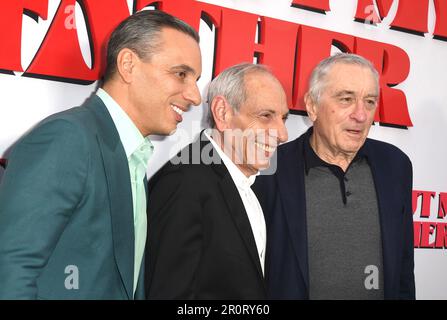 New York, NY, États-Unis. 9th mai 2023. Sebastian Maniscalco, Salvatore Maniscalco et Robert de Niro lors de la première à New York de About My Father au SVA Theatre de New York sur 9 mai 2023. Crédit : John Palmer/Media Punch/Alamy Live News Banque D'Images