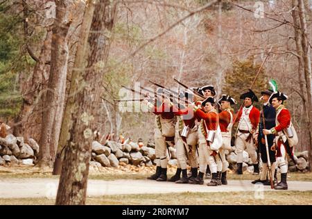 Lexington, Massachusetts États-Unis - avril 2023 - les troupes coloniales et britanniques s'affrontent avec des mousquets qui tirent le long de Battle Road dans le Minuteman National Histori Banque D'Images