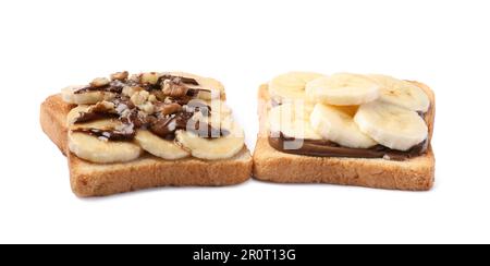 Délicieux toasts aux bananes, à la crème au chocolat et aux noix isolés sur du blanc Banque D'Images