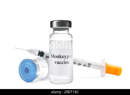 Vaccin contre la variole du singe en flacons et seringue sur fond blanc Banque D'Images