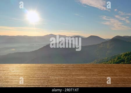 Surface en bois vide et belle vue sur le paysage de montagne Banque D'Images
