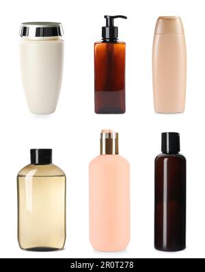 Set avec différentes bouteilles de shampooing sur fond blanc Banque D'Images